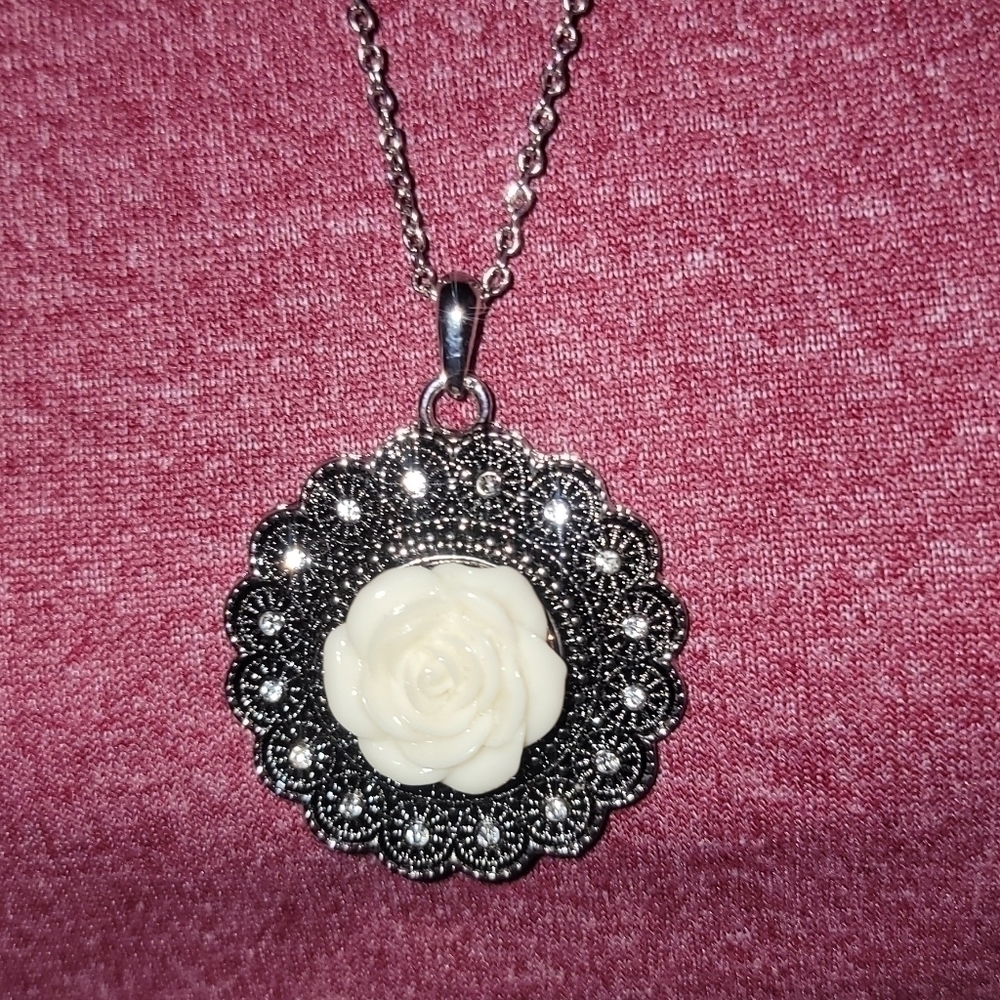 𝅺necklaces - Picture 2 of 5